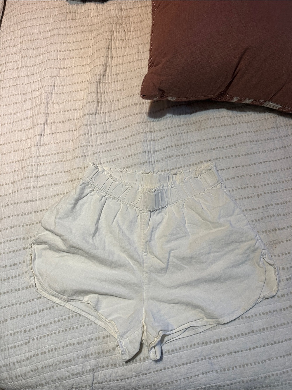Universal Thread White Elastic-Waist Linen Like Shorts with Curved Hem